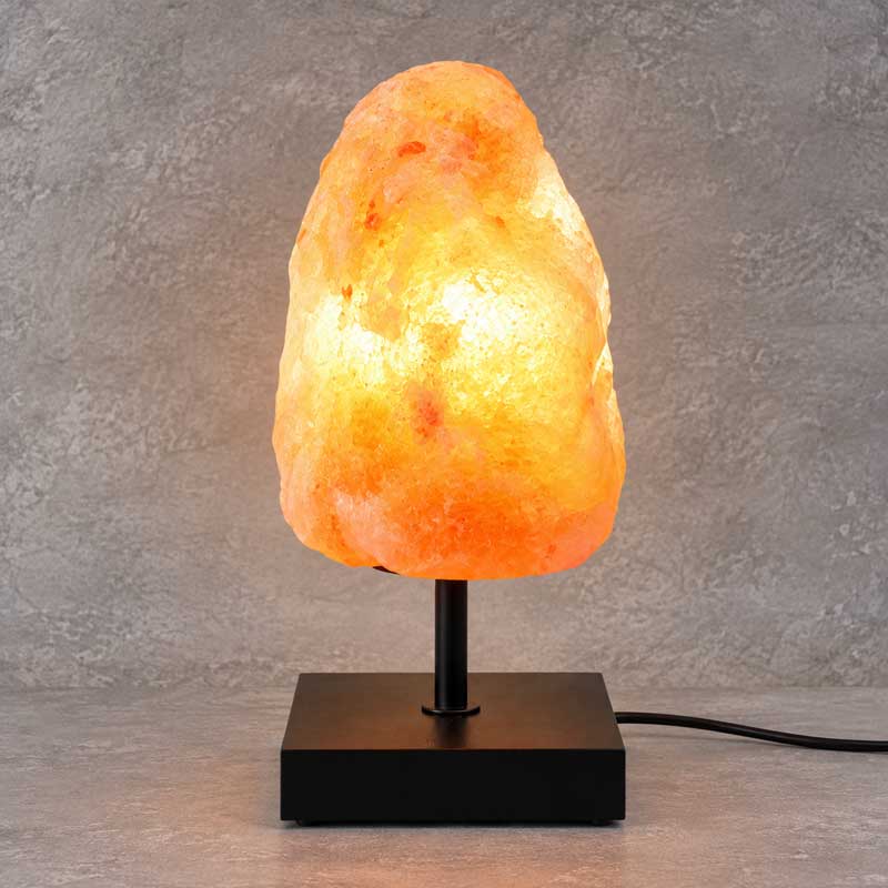 Zoutlamp Willow met ruwe zoutsteen op zwarte standaard in sfeervolle setting