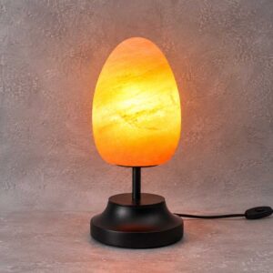 Zoutlamp Maple met warme verlichting op zwarte standaard