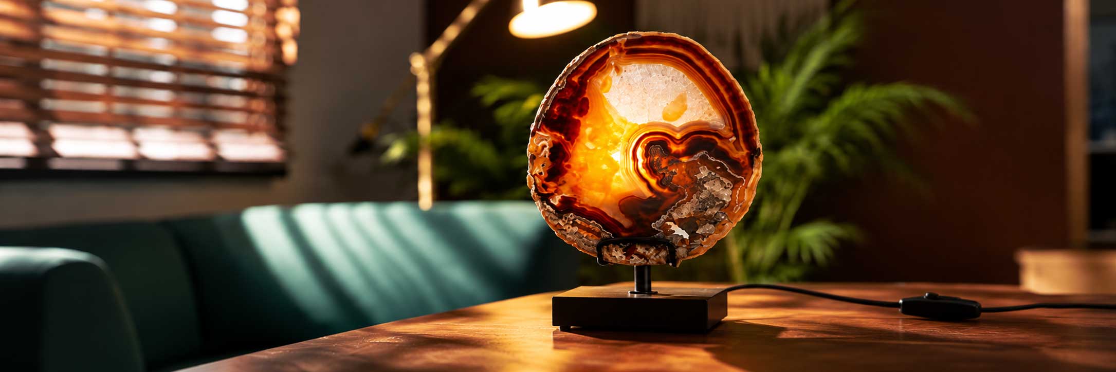 Agaat lamp met warme amberkleurige gloed op zwarte standaard in sfeervol modern interieur