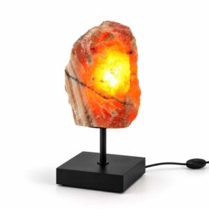 Aragoniet Edelsteen Lamp Lava Glow met vurige oranje en gele verlichting, ruwe natuurlijke steenstructuur en zwarte metalen standaard.