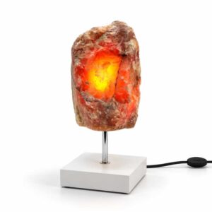 Aragoniet Edelsteen Lamp Lava Glow met vurige oranjegele verlichting, ruwe natuurlijke steenstructuur en witte vierkante standaard.