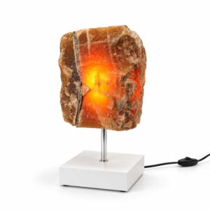 Aragoniet Lamp Raw met warme oranje lichtgloed op een moderne witte voet met chromen standaard.