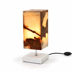 Onyx Edelsteen Lamp Firestone met warme amberkleurige verlichting, natuurlijke donkere aders en witte vierkante standaard.
