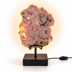 Roze Amethist Edelsteen Lamp Pink Moon met natuurlijke roze kristalstructuren, warme achtergrondverlichting en zwarte metalen standaard.