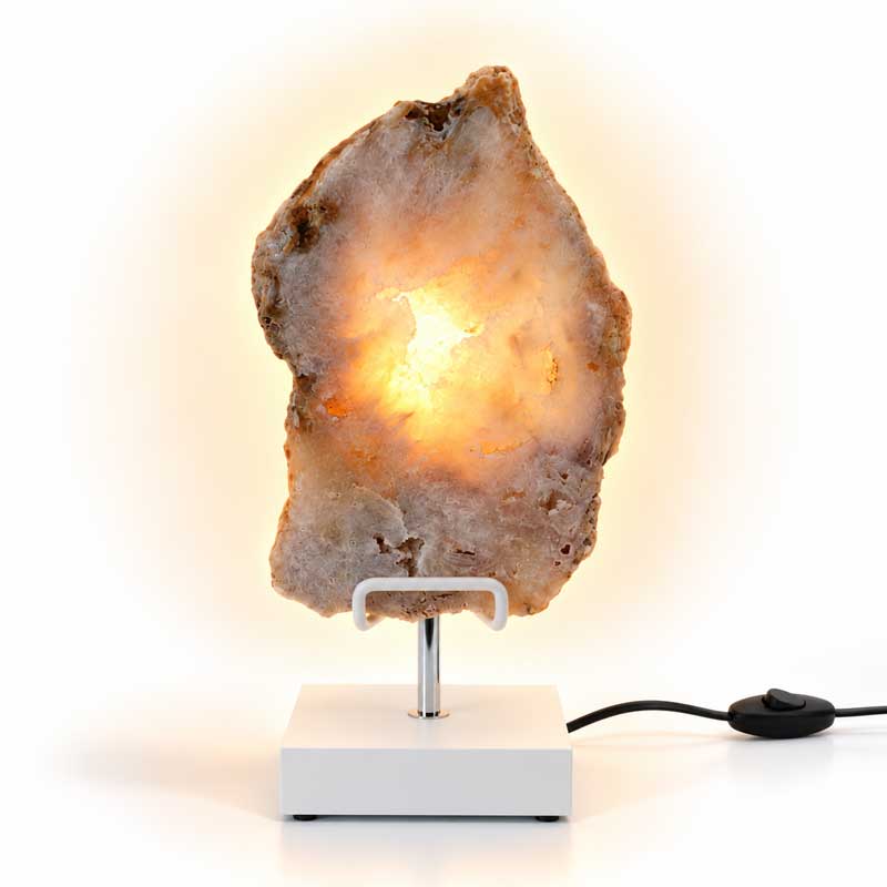 Roze Amethist Edelsteen Lamp Rose Aura met zachte roze en crèmekleurige kristalstructuren, warme goudgele lichtgloed en moderne witte standaard.