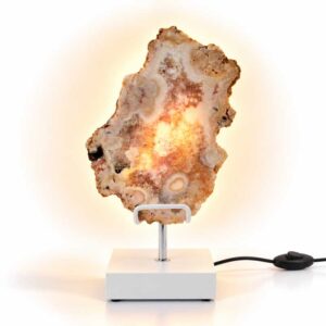 Roze Amethist Lamp Crystal Bloom met witte standaard, natuurlijke roze en crème kristalstructuren en warme verlichting tegen een witte achtergrond.