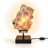 Roze Amethist Lamp Crystal Bloom met natuurlijke roze en crème kristalstructuren, warme verlichting en zwarte standaard op een witte achtergrond.