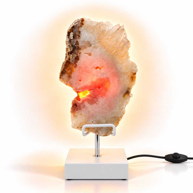 Roze Amethist Lamp Crystal Rose met witte standaard, natuurlijke roze kristalstructuren en warme LED-verlichting op een witte achtergrond.