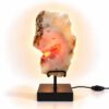 Roze Amethist Lamp Crystal Rose met natuurlijke roze kristallen, warme achtergrondverlichting en zwarte standaard op een witte achtergrond.