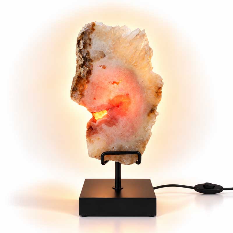 Roze Amethist Lamp Crystal Rose met natuurlijke roze kristallen, warme achtergrondverlichting en zwarte standaard op een witte achtergrond.