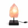Rozenkwarts Rose Flame mineraallamp met warme roze verlichting, natuurlijke kristalpunt en moderne zwarte voet.